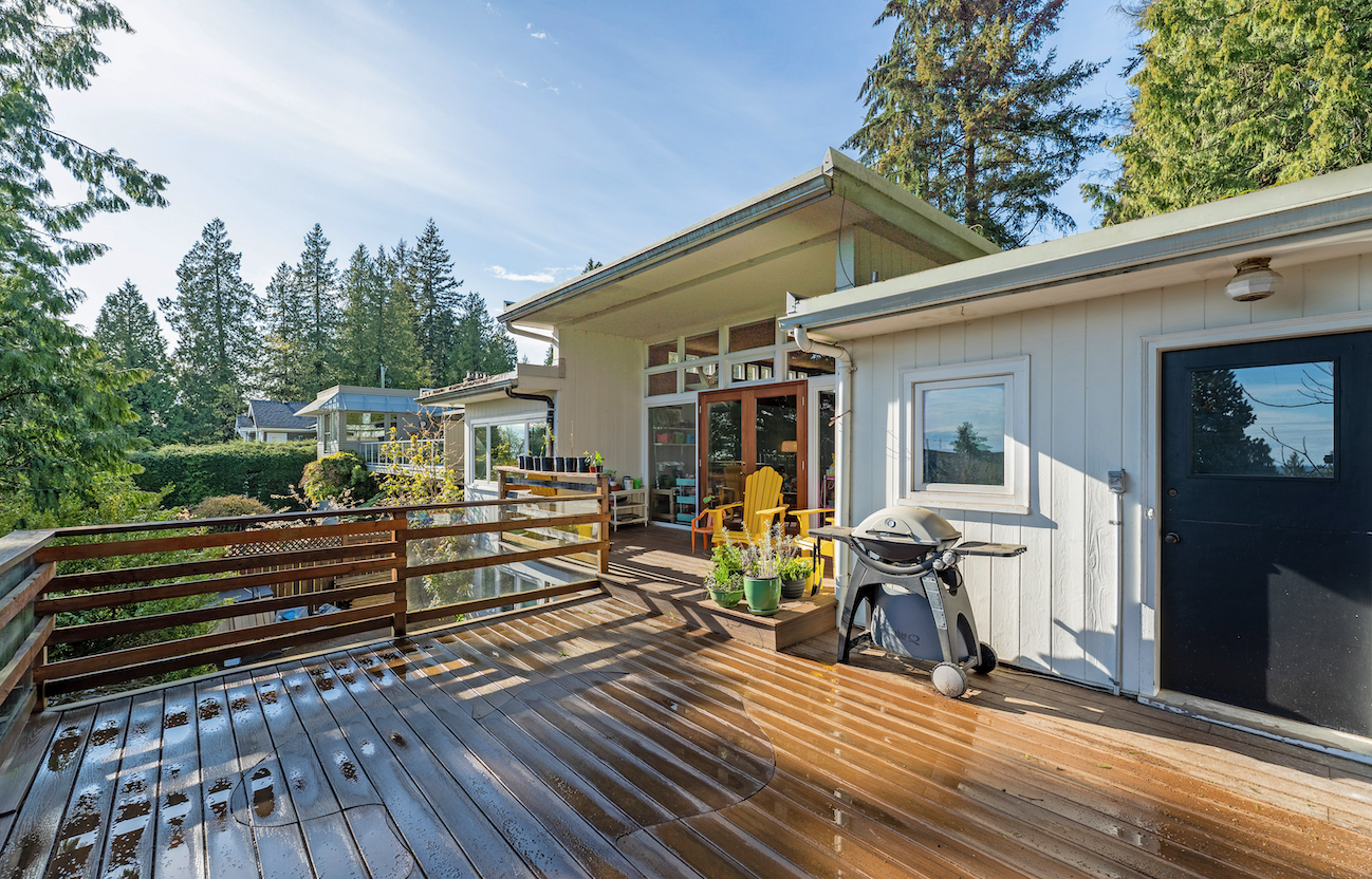 COZY FAMILY HOME IN THE HEART OF AMBLESIDE- 1488 Palmerston Avenue, West Vancouver